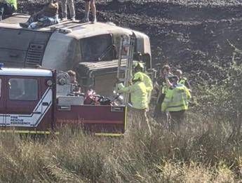 Deraglia treno nell’East Sussex: passeggeri intrappolati, soccorsi al lavoro