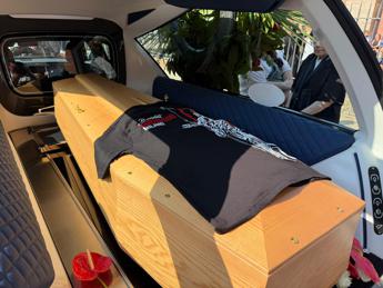 Don Mazzi, folla a Milano per i funerali: “Testimone di speranza, giustizia, accoglienza”