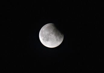 Eclissi lunare del 28 agosto, a che ora e dove vederla in Italia: la mappa e i consigli