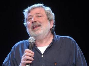 Guccini, domani i funerali: la sua Pavana lo saluta nel silenzio. Il sindaco: “Massimo rispetto per sue volontà”