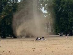 Il ‘diavolo di sabbia’ attraversa un parco di Londra: paura tra i presenti