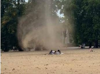 Il ‘diavolo di sabbia’ attraversa un parco di Londra: paura tra i presenti