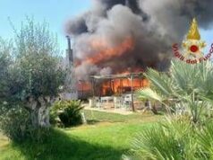 Incendio in uno stabilimento di Maccarese: in fiamme la ‘Rambla Beach’