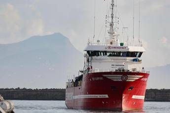 Life Support di Emergency salva 50 migranti: “Su barcone anche sette morti”