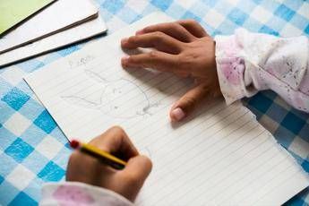 Lo studio che ‘riabilita’ la scrittura a mano: “Fa bene al cervello”