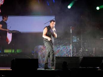 Malore per Francesco Gabbani durante concerto a Letojanni, spettacolo interrotto dopo 5 canzoni. “Ora accertamenti”