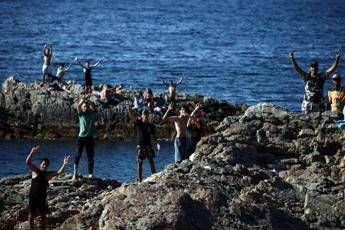 Migranti, Ue: “Controlli frontiera Italia-Spagna temporanei”. Nuovo attacco di Madrid a Roma