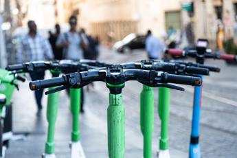Monopattini e bike in sharing a Roma, multa Antitrust per 2,675 milioni di euro: “Hanno ostacolato corse gratis”