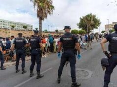 Nuovi scontri a Ceuta tra migranti e polizia, agenti sparano in aria per disperdere folla