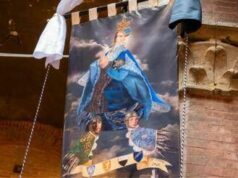 Palio di Siena 16 agosto, il Drappellone fa discutere: polemiche sul volto della Madonna ‘androgina’