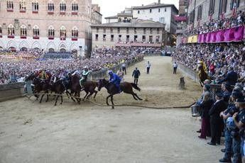 Palio di Siena, Tittia fa 13: ecco chi è il fantino che ha fatto trionfare il Nicchio