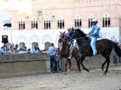 Palio di Siena, la Contrada dell’Onda vince la prima prova