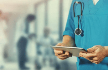 Rivela informazioni riservate, ma al telefono non c’è il paziente: medico nei guai