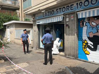 Spari contro vetrina Lazio Store a Ostia, indagini in corso