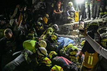 Terremoto in Colombia, donna di 32 anni estratta viva dalle macerie di un albergo tre giorni dopo il sisma: “C’è speranza”