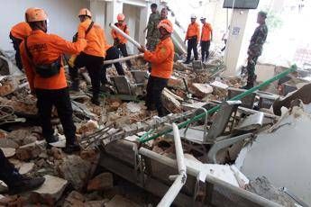 Terremoto in Indonesia, 47 morti e 2mila sfollati. Caccia ai dispersi