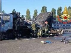 Tir in fiamme sulla Tangenziale ovest di Milano all’altezza di Rozzano, carreggiata chiusa