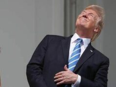 Trump, faccia a faccia con l’eclissi: occhi puntati al sole e niente occhiali