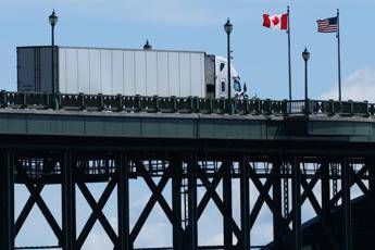 Trump sospende dazi del 50% al Canada: “Presto un accordo”