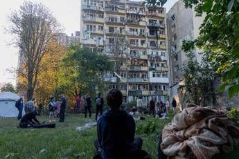 Ucraina, Mosca bombarda Kiev e aree circostanti: 9 morti. Polonia in allerta fa decollare aerei militari al confine