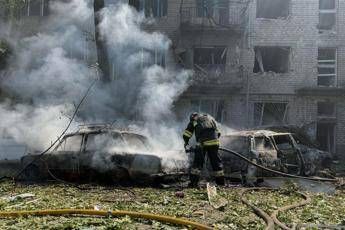 Ucraina, nuovi raid su Kiev e Zaporizhzhia. Zelensky: “Russia ha utilizzato missili balistici nordcoreani”