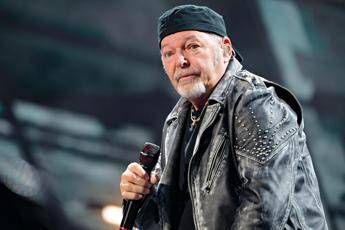 Vasco Rossi furioso con un fan: “Non sono infame, è una fake vergognosa”