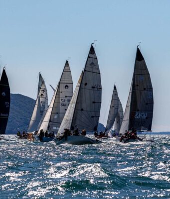 Vela, un mese alla 76.a CentoMiglia. Da Gargnano a Desenzano una regata tra le affascinanti coste del Lago di Garda Vela