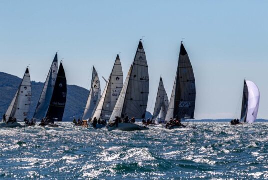 Vela, un mese alla 76.a CentoMiglia. Da Gargnano a Desenzano una regata tra le affascinanti coste del Lago di Garda Vela