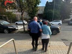 A 74 anni si innamora online di cantante rock ma è una truffa: bloccata mentre stava per fargli un bonifico di 8.500 euro