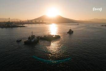 America’s Cup, sul lungomare Caracciolo arriva il ‘pontone’, l’isola che c’è verso Napoli 2027