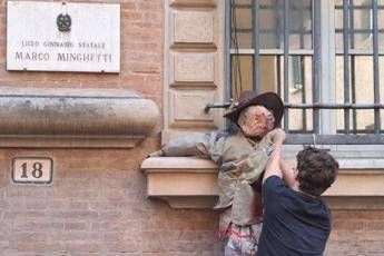 Bologna, manichino di Valditara alle finestre del liceo Minghetti: “Nemico degli studenti”