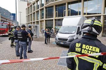Bolzano, bambina di 5 anni travolta e uccisa da un furgone: la tragedia davanti al centro commerciale