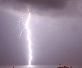 Brindisi, colpito da fulmine mentre pesca su scogli: morto un 70enne