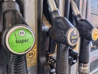 Caro carburanti non si ferma, balzo prezzo diesel dopo aumento dell’accisa