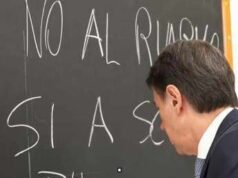 Conte a scuola, il messaggio contro il riarmo: c’è un errore alla lavagna