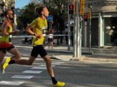 Corre una maratona… con le Crocs, la follia dell’atleta russo a Berlino
