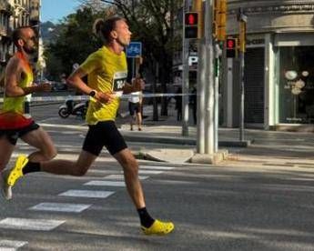 Corre una maratona… con le Crocs, la follia dell’atleta russo a Berlino