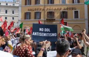 Ddl antisemitismo, legge in aula il 2 ottobre: Pd cerca sintesi, ma è bufera su bandiere di Hamas in piazza