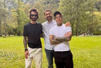 Fedez, vacanza in montagna con fidanzata e figlio. E spunta Leonardo Maria Del Vecchio