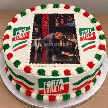 Forza Italia a Napoli ricorda il compleanno di Berlusconi, spunta la torta per il 29 settembre con il Cav che ‘pulisce’ la sedia di Travaglio