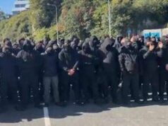 Gb, centinaia di manifestanti incappucciati bloccano Dover: “Fermate le barche dei migranti”