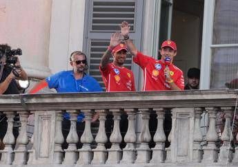 Gp Monza, Hamilton non firma il cappellino (Mercedes) al tifoso