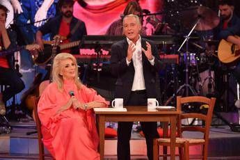 Iva Zanicchi scrive a De Martino: “Rispondimi’. Il siparietto a ‘BellaMa’