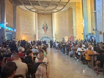 Lorena Isceri, folla ai funerali a Squinzano: “Qui per prenderci un pezzo del dolore di questa famiglia”