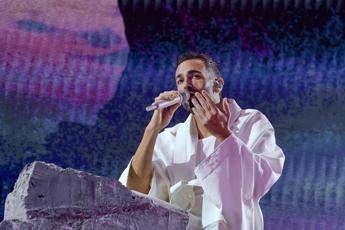 Marco Mengoni apre ‘Allo Sbagliato’, un locale di musica e comicità a Milano: “Sarà offline, no smartphone”