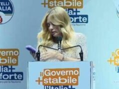 Meloni, la telefonata e il discorso interrotto a Bari: “È mia figlia, scusate…”