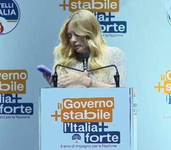 Meloni, la telefonata e il discorso interrotto a Bari: “È mia figlia, scusate…”