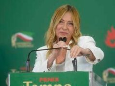 Meloni punge le opposizioni: “Non cantate ‘Bollo ciao’?”. E mette Vannacci nel mirino: “A scuola tetto a stranieri e stop al burqa”