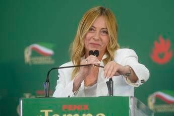 Meloni punge le opposizioni: “Non cantate ‘Bollo ciao’?”. E mette Vannacci nel mirino: “A scuola tetto a stranieri e stop al burqa”