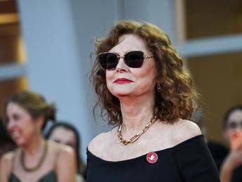 Mostra di Venezia, Susan Sarandon sul tappeto rosso con la spilletta ‘cessate il fuoco a Gaza’